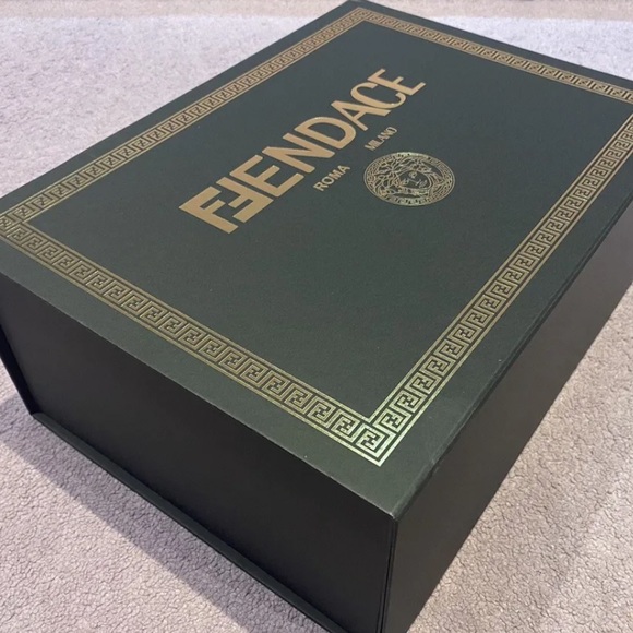 🔥FENDACE FENDI × VERSACE 15"×11"×6"
HUGE XL Empty Box🔥 - Picture 2 of 13